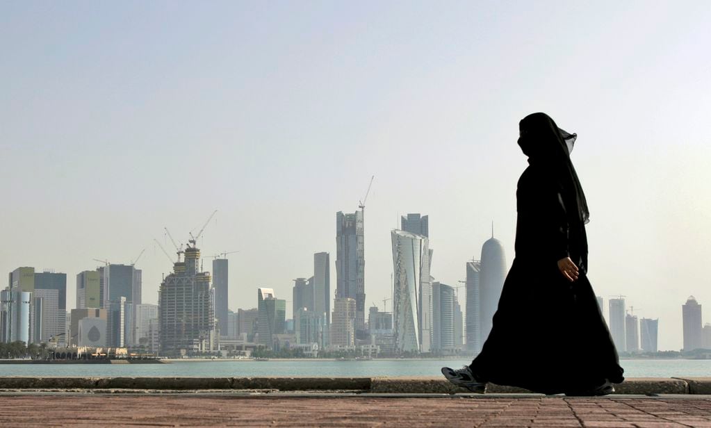 Las mujeres en Qatar generalmente usan velo y abayya, ambos de color negro. 