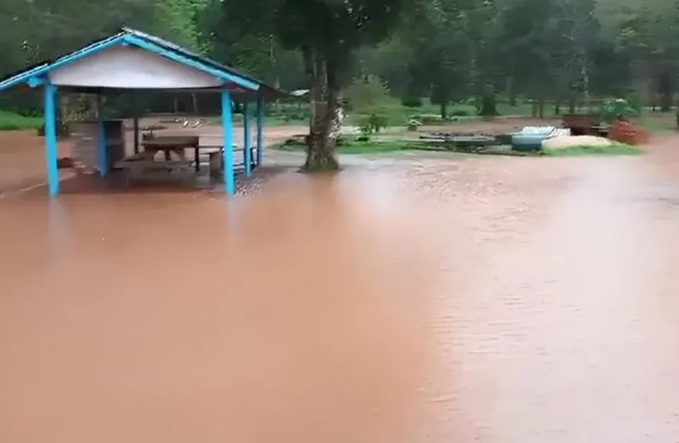 Se registraron graves inundaciones por la crecida de arroyos: hasta el momento no hubo evacuados, aunque la comunidad continúa en alerta