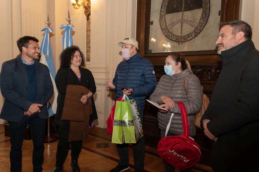 Posadas, Nazar y Valdecantos recibieron a Guillermo y Sonia en el Salón de la Bandera de la Casa de Gobierno, este lunes por la mañana.