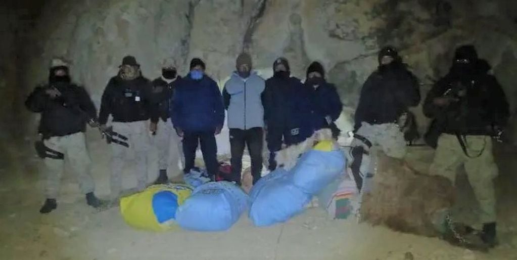 Al pie del cerro Tinte, los policías y el guardaparque de la zona, con los bultos secuestrados a los cazadores.