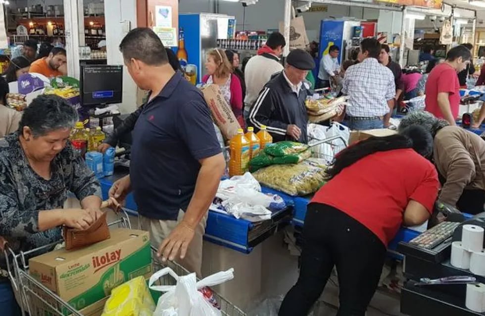 Los supermercados de la Cadena Cáceres, suelen estar atestados en los días previos a las Fiestas. (Web)