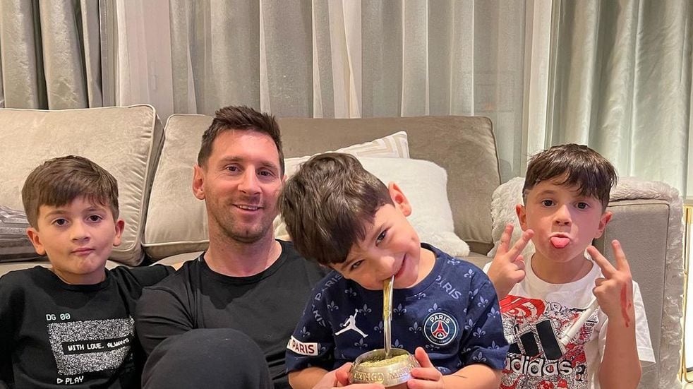 Lionel Messi se divierte en sus vacaciones jugando a la pelota con sus hijos.