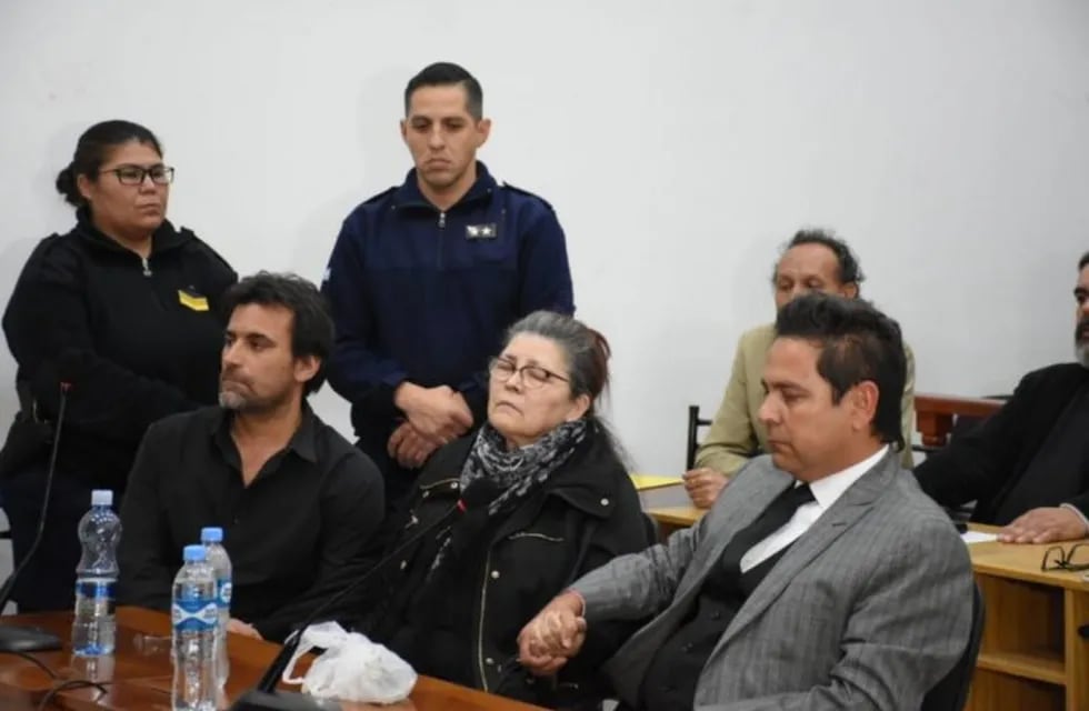 Mabel Tyempertyopolos escuchando el veredicto. Foto: El Diario de la República.