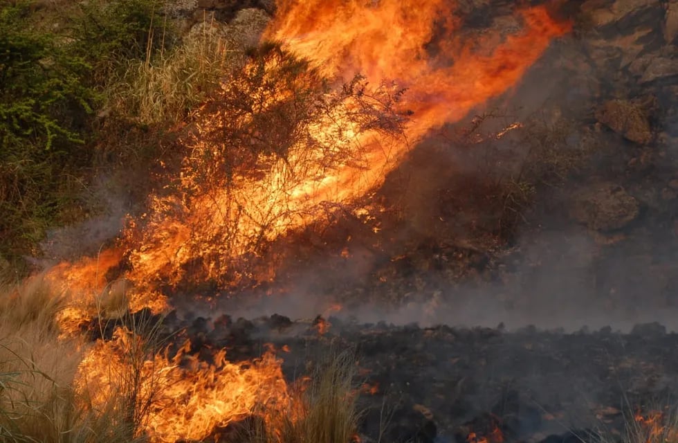 El devastador incendio continúa activo en la zona del Valle de Traslasierra.