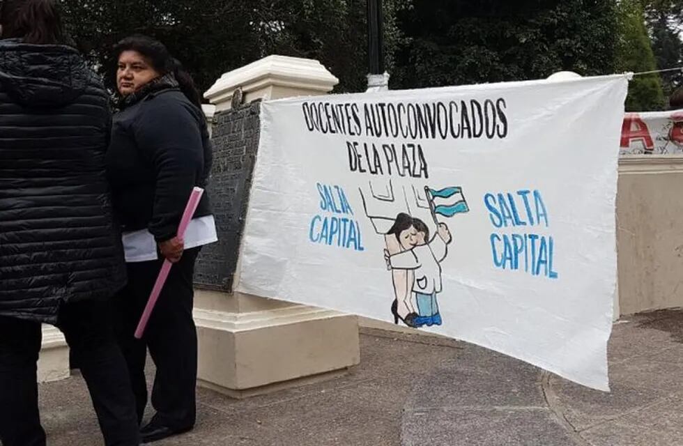 Docentes salteños acampan en la Plaza 9 de Julio (La Gaceta)