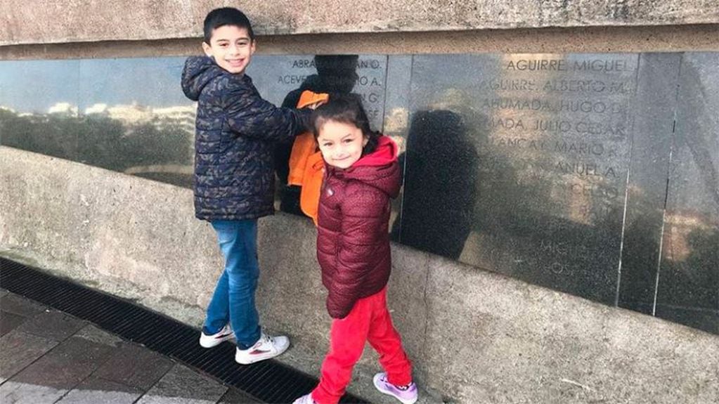 Nacho junto a su hermana en el Monumento a los Caídos.