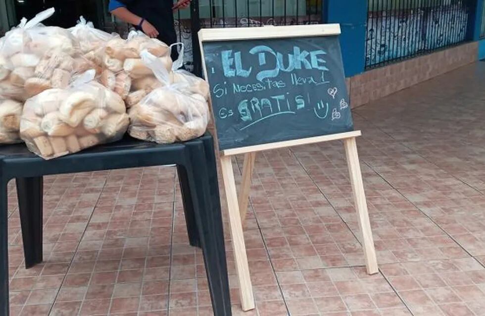 Panadería salteña regala bolsas de pan a quienes más lo necesiten (Facebook Duke Oran)