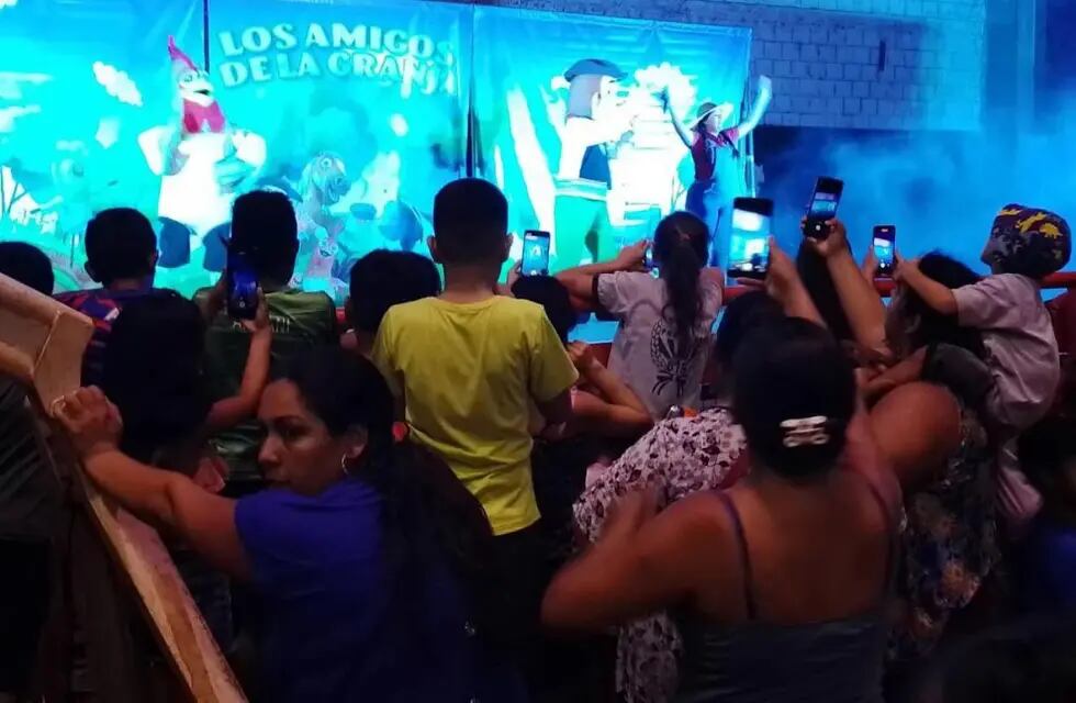 Niños de Puerto Libertad disfrutaron del show de los Amigos de la Granja de Zenón.