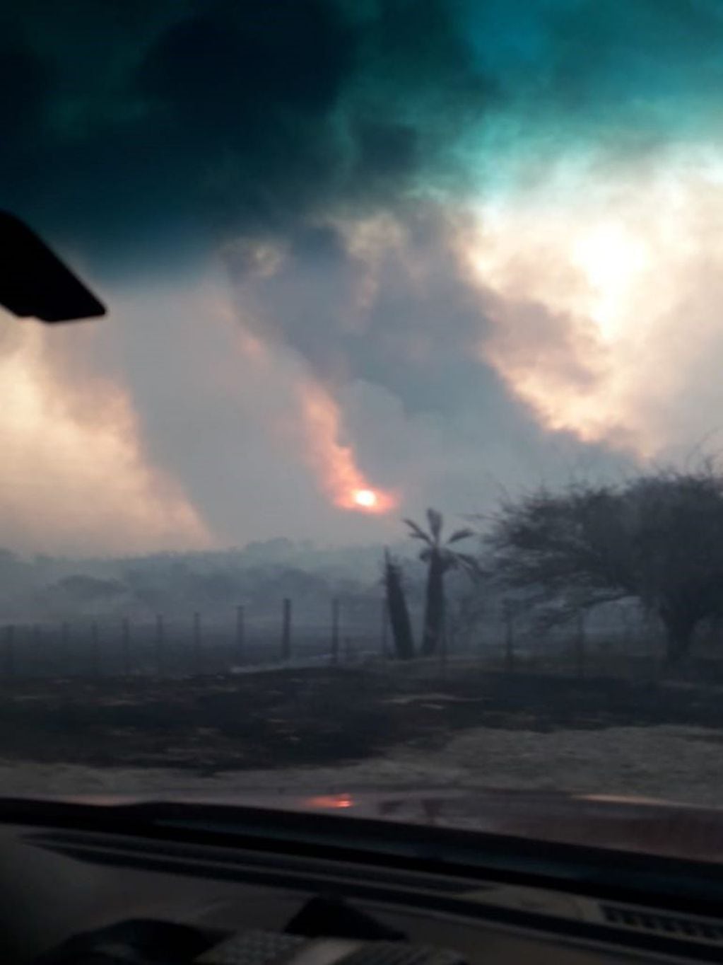 Villa Larca la actividad del incendio levantaba gruesas columnas de humo visualizadas a muchos kilómetros de distancia