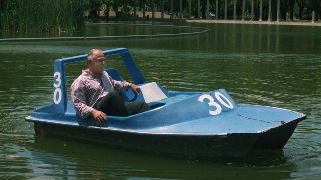 Miguel Lifschitz, secretario de servicios públicos municipal, dio un paseo en bote por el Laguito del Parque Independencia.