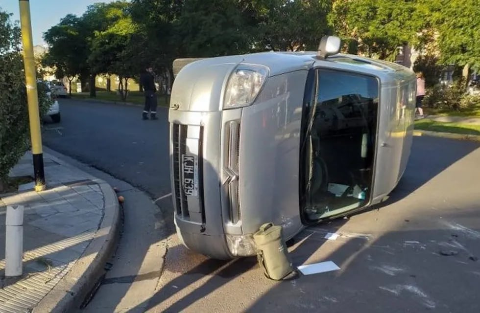 Una camioneta del PAMI volcó tras chocar contra un auto
