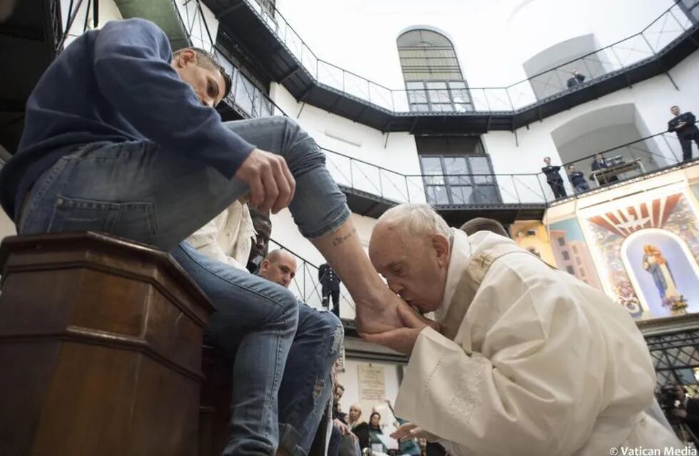 This handout photo made by Vatican Media shows Pope Francis washes the feet of inmates during his visit to the Regina Coeli detention where he celebrated the Mass in Coena Domini, Rome, Italy, 29 March 2018.\nANSA/VATICAN MEDIA\n+++ ANSA PROVIDES ACCESS TO THIS HANDOUT PHOTO TO BE USED SOLELY TO ILLUSTRATE NEWS REPORTING OR COMMENTARY ON THE FACTS OR EVENTS DEPICTED IN THIS IMAGE; NO ARCHIVING; NO LICENSING +++