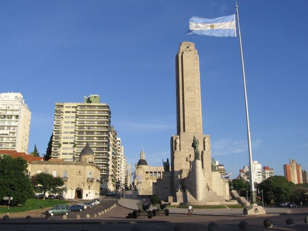 El emblema más característica de la ciudad tiene apenas 62 años. En el sitio del Monumento a la Bandera antes había una plaza. (Archivo)