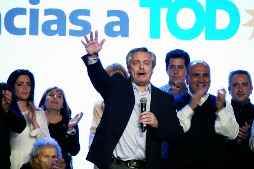 Alberto Fernandez durante el acto en el búnker del Frente de Todos, tras conocerse que es el candidato a la Presidencia de Argentina más votado en las primarias, 15 puntos por delante de Macri. Crédito: EFE/ Enrique Garcia Medina.