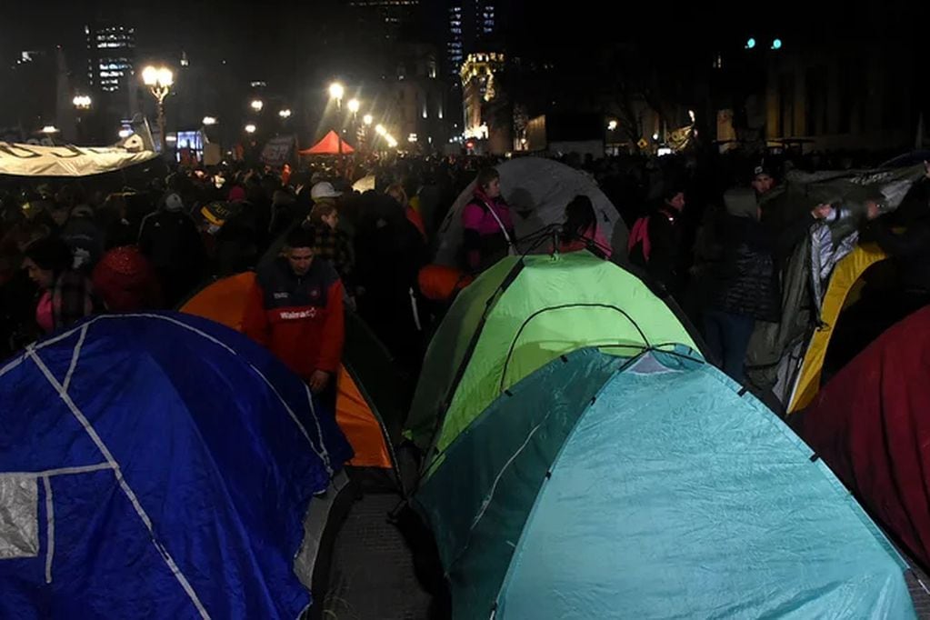 Los piqueteros que marcharon a Plaza de Mayo instalaron carpas y se quedarán hasta este jueves. (Infobae)