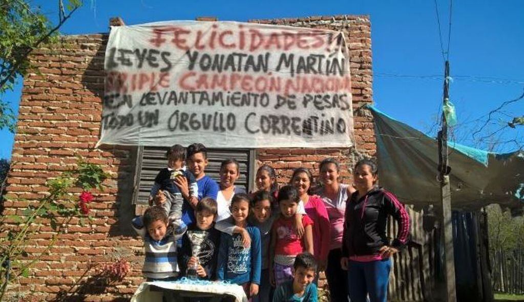 Familiares de Jonathan Leyes, el chico correntino que compitió en los Juegos Olímpicos de la Juventud. (Foto: Radio Dos)
