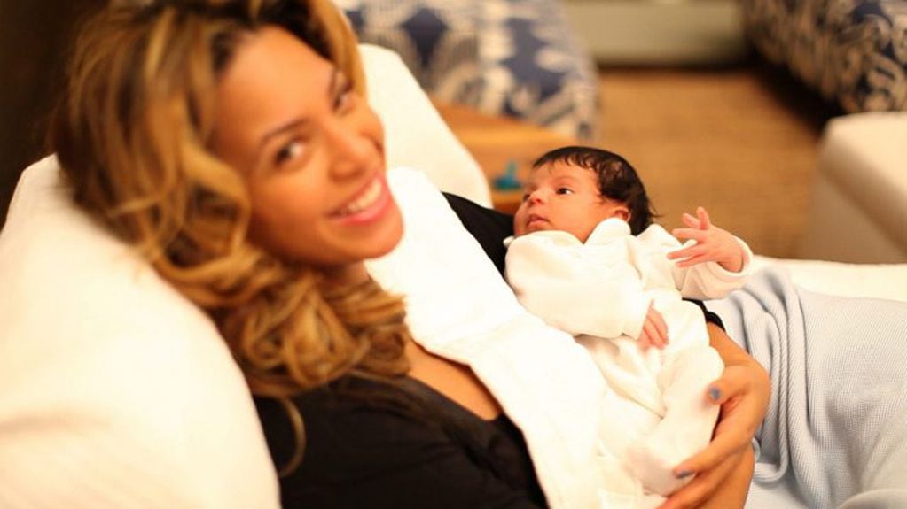Beyoncé posa junto a su beba Blue Ivy,que tuvo junto al rapero y productor musical Jay-Z  (EFE/blog Tumblr)