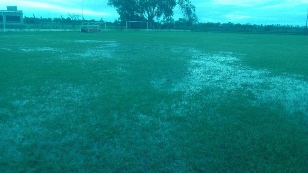 La lluvia inundó los campos de juego