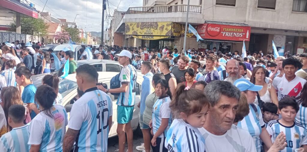 Totalmente bloqueado el tránsito vehicular por el público reunido en bullicioso festejo, en las calles del microcentro de San Salvador de Jujuy.