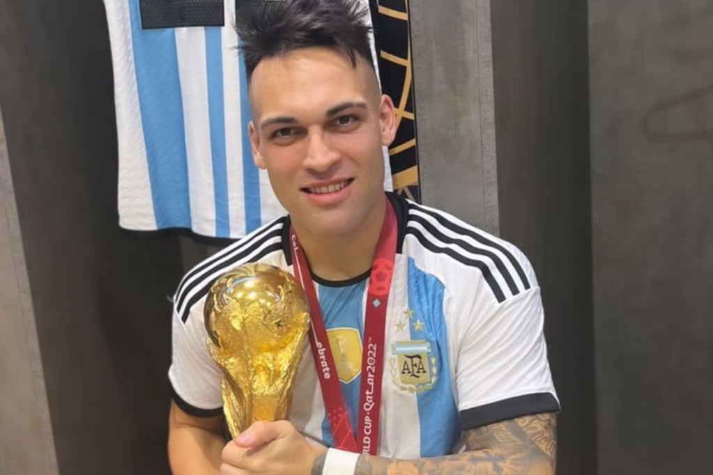Lautaro Martínez posando con la copa del mundo.