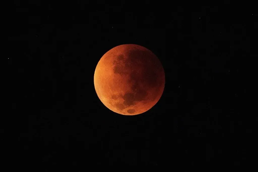 Los expertos explican que el tono rojizo de la Luna se debe al reflejo de los rayos rojos, naranjas y ultravioletas del Sol.