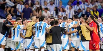 Argentina lo sufrió ante Ecuador pero pasó a la semifinal en la definición por penales.
