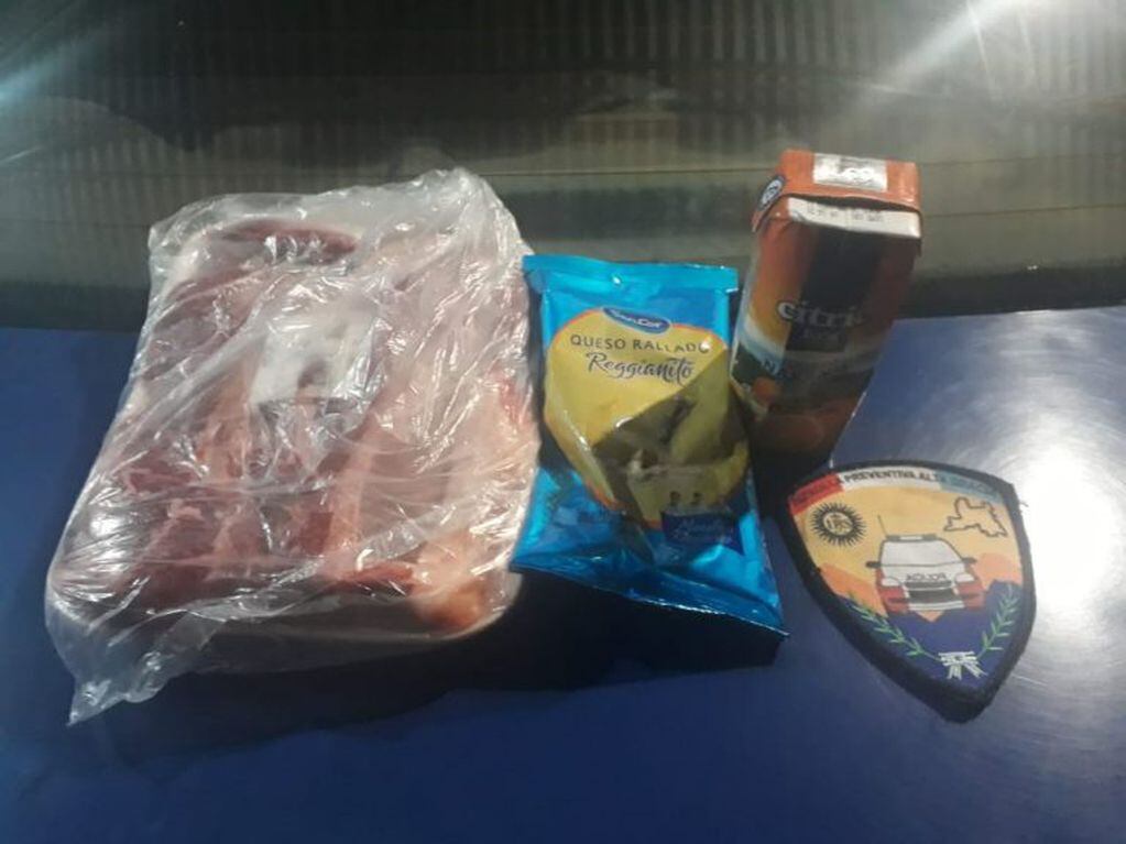 Alimentos robados en el Supermercado Becerra, Alta Gracia.