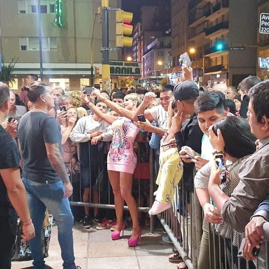 Mónica Farro saluda a sus fans y se saca selfies con ellos a la salid (Foto: Instagram/ @moni.farro)