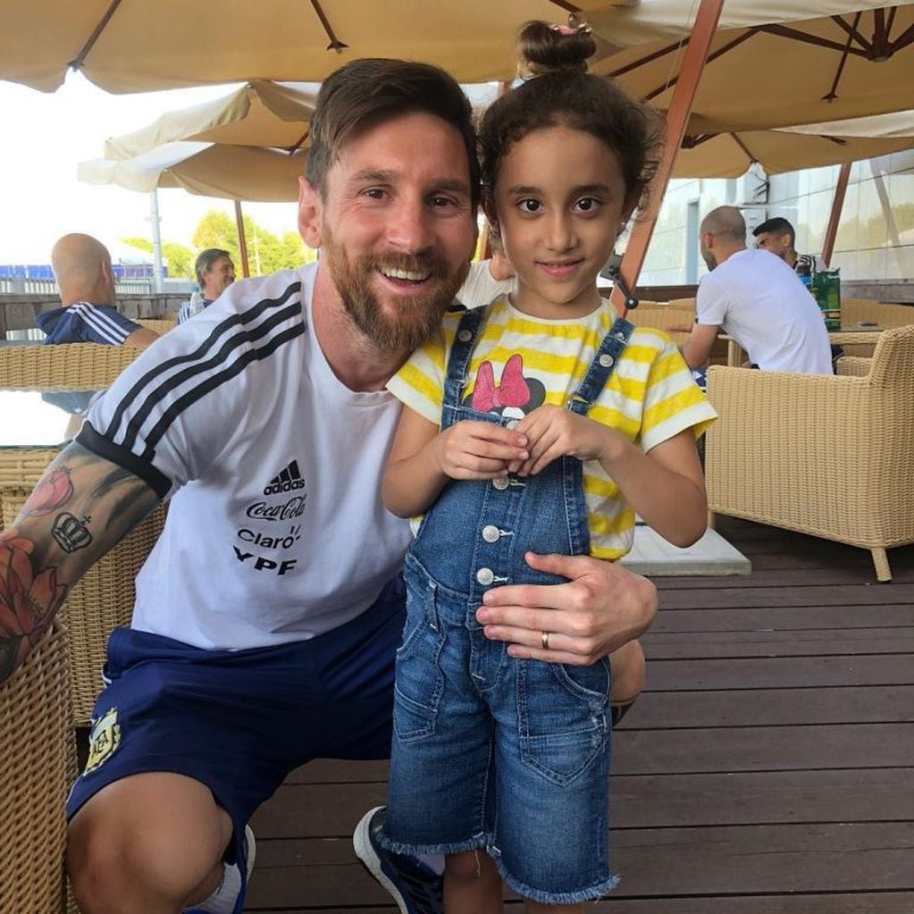 Pía Di María, la hija del futbolista, posó junto a Lionel Messi. (@angeldimariajm)