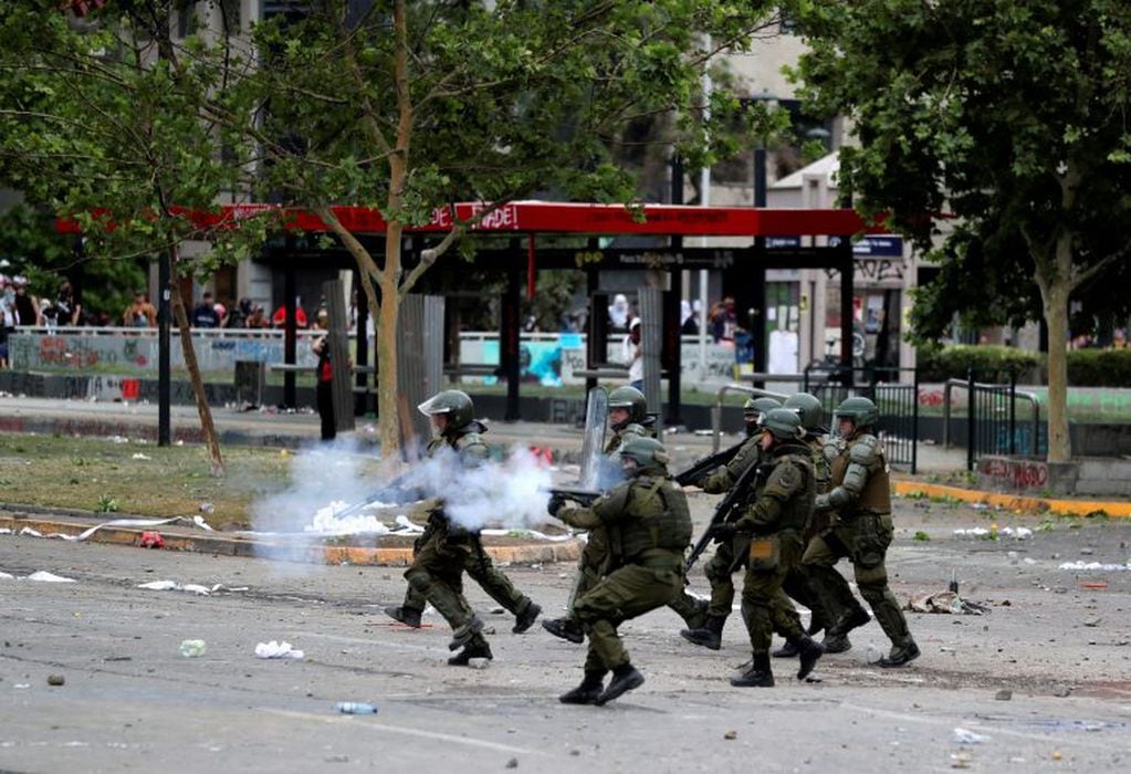 La policía antidisturbios dispara gases lacrimógenos mientras chocan con los manifestantes durante una protesta contra el modelo económico de Chile en Santiago, Chile, el 23 de octubre de 2019. Crédito: REUTERS / Ivan Alvarado.