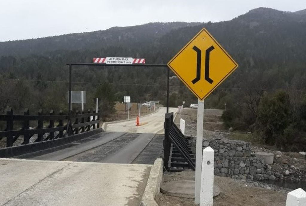El puente fue inaugurado en agosto y en menos de un mes fue dañado. Gentileza: diario Río Negro.