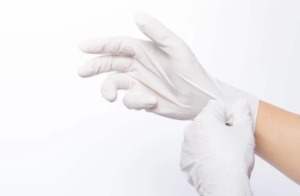 Cómo quitarse los guantes para evitar el contagio del coronavirus