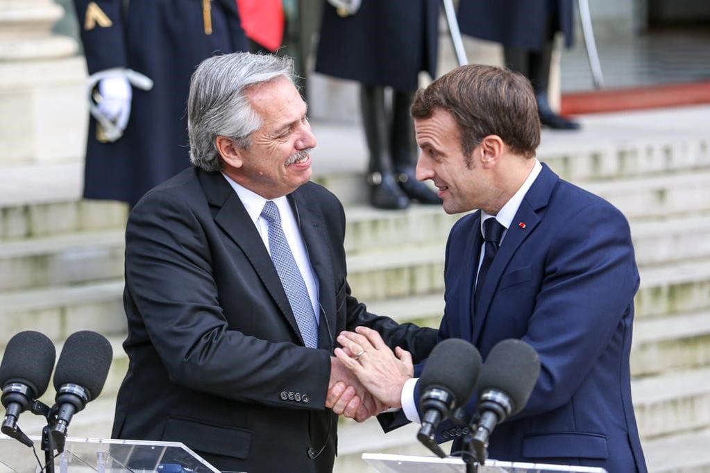 Alberto Fernández y Emmanuel Macron en Francia. (Foto: Presidencia)