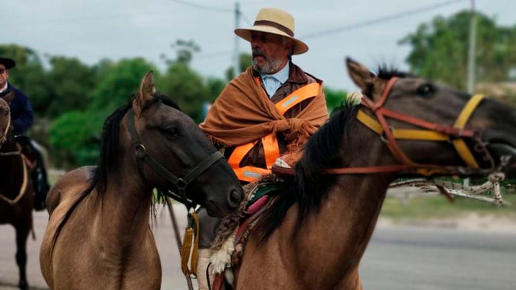 Jorge junto a sus caballos criollos: "Rodrigo" y "Chimbo".