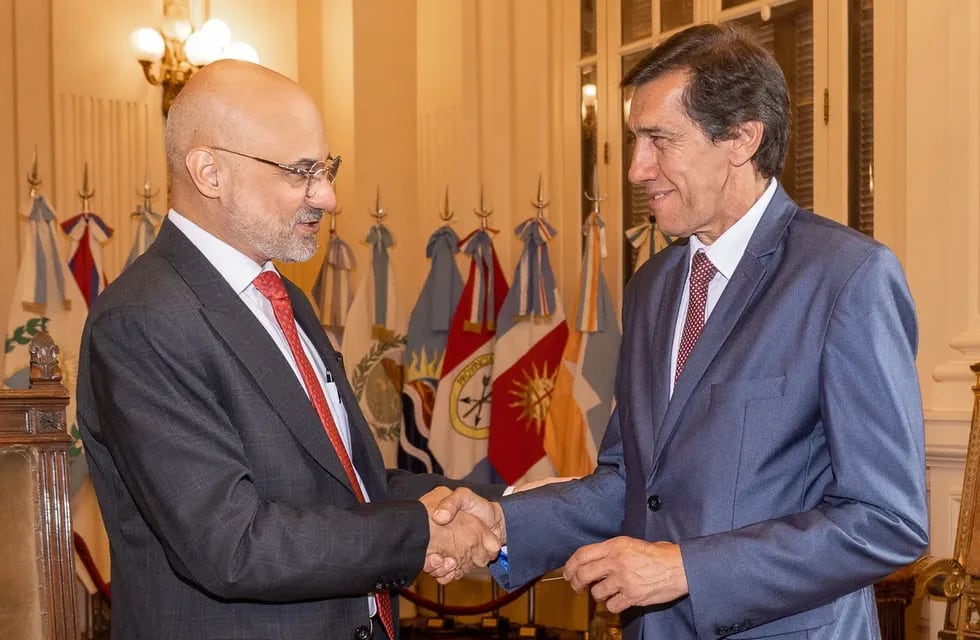 El embajador de la India en Argentina, Dinesh Bhatia, llegó a Jujuy en visita oficial. Fue recibido por el ministro de Hacienda y Finanzas, Carlos Sadir.