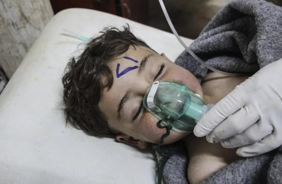 S6 IDLIB (SIRIA), 04/04/2017.- Un niu00f1o recibe tratamiento mu00e9dico tras un supuesto ataque químico contra la localidad de Jan Shiju00fan, en el sur de la provincia septentrional de Idleb, en Siria, hoy, 4 de abril de 2017. Una fuente militar siria de alto rango