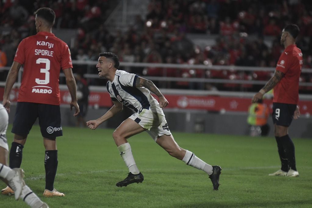 Benavídez y Girotti marcaron los goles de Talleres ante Independiente en Avellaneda. (Federico López Claro / La Voz)