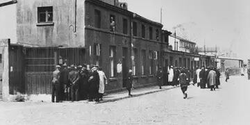 Escena callejera en el gueto de Lodz (1941-1944).