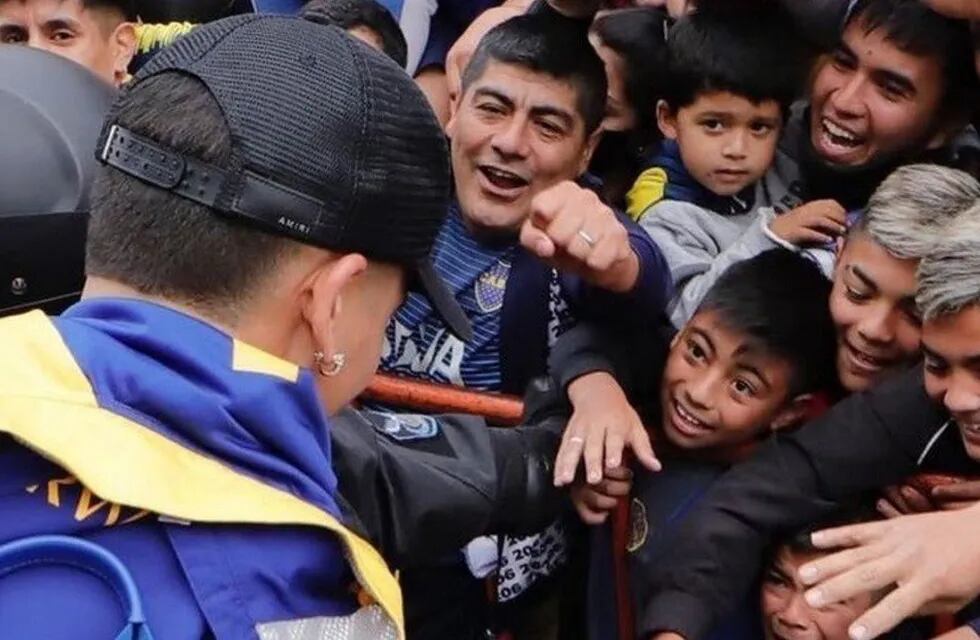 Marcos Rojo le regaló su barbijo a un nene santiagueño.