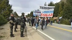 Vecinos de Villa Mascardi marcharon contra las usurpaciones mapuches.