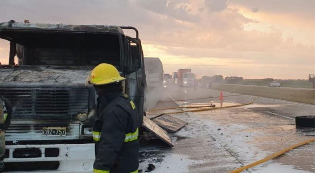 Incendio en la autopista Córdoba - Rosario (Bomberos de Villa María).