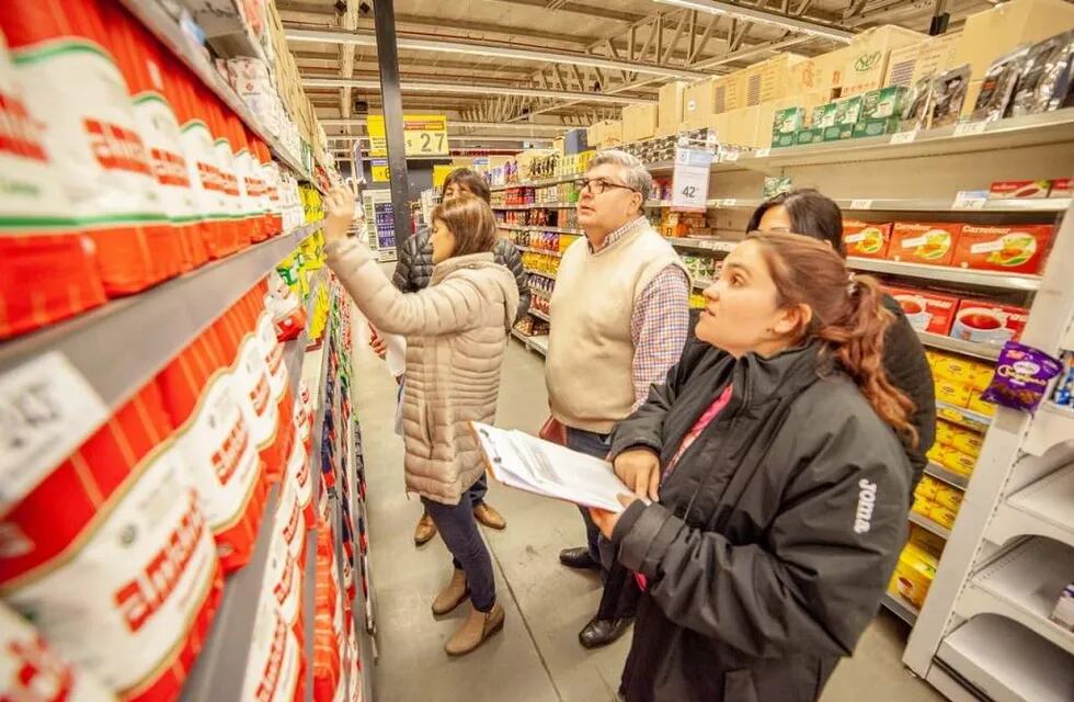 Ya se han notificado a los grandes comercios y supermercados que son los que tienen más injerencia en la formación de precios. La medida es de cumplimiento obligatorio.