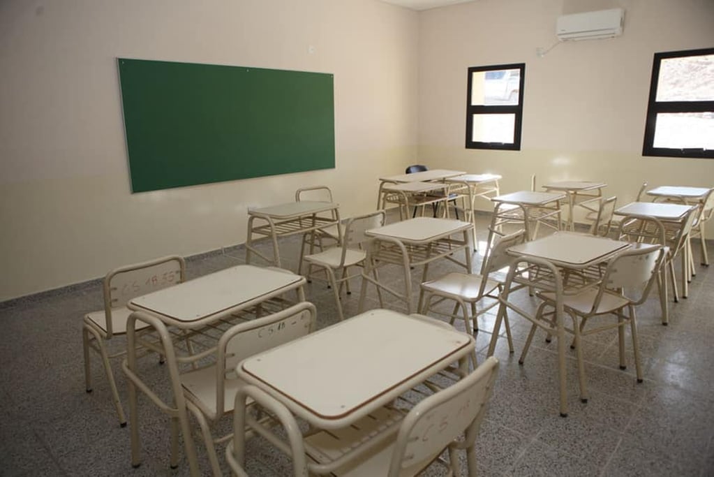 Familiares de estudiantes tomaron una escuela de Senillosa por falta de clases.