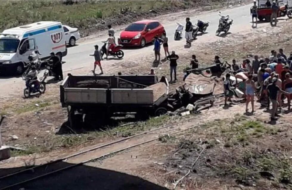 Un camión cayó desde un puente de la avenida Circunvalación de la capital tucumana (Web).