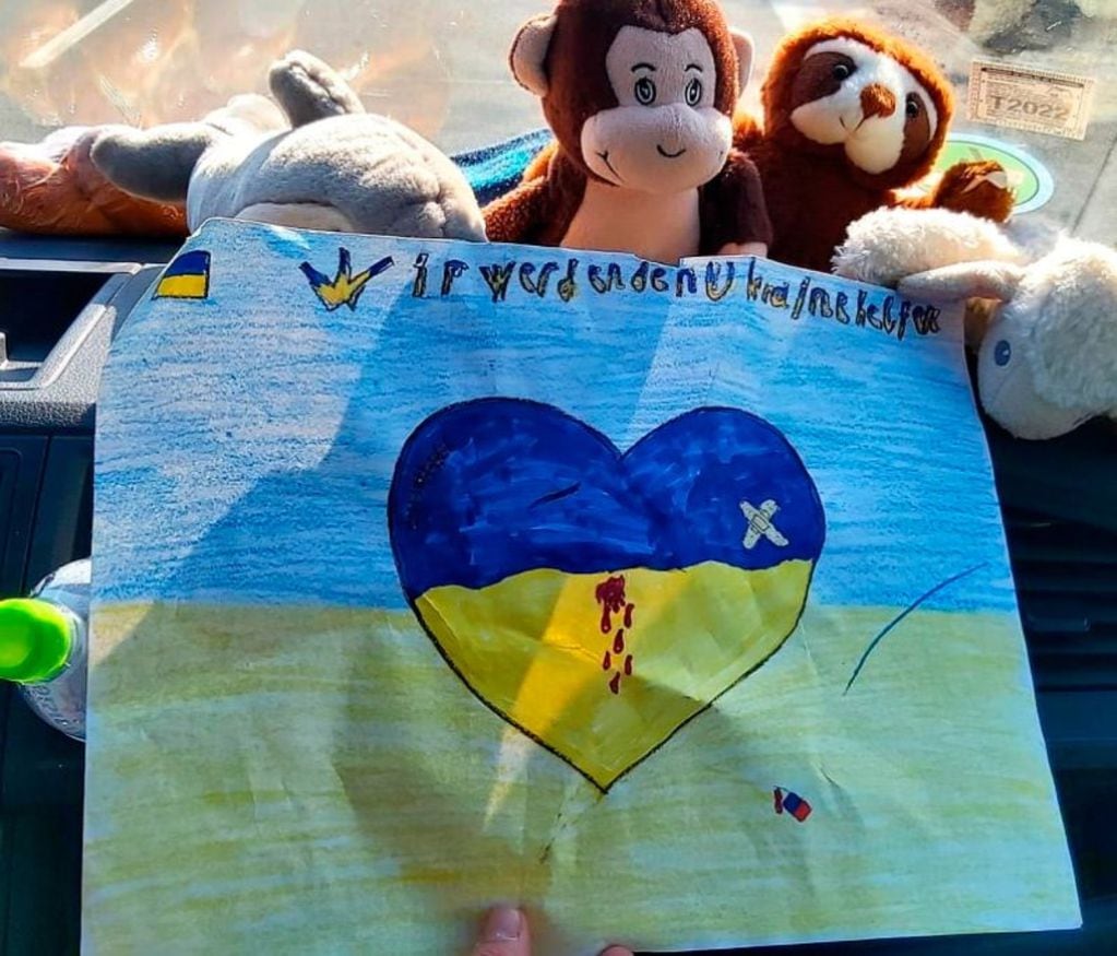El hijo de su amigo de Ucrania le hizo un dibujo a Diego, para la suerte.