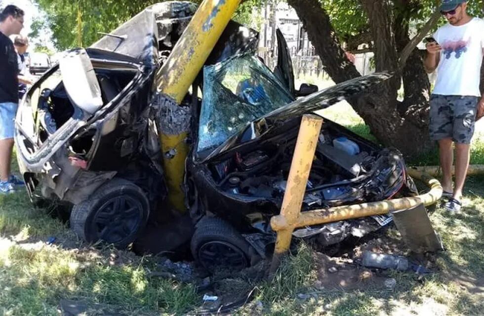 El Volkswagen Gol quedó destruido por completo luego de la colisión. (@tvregnoticias)