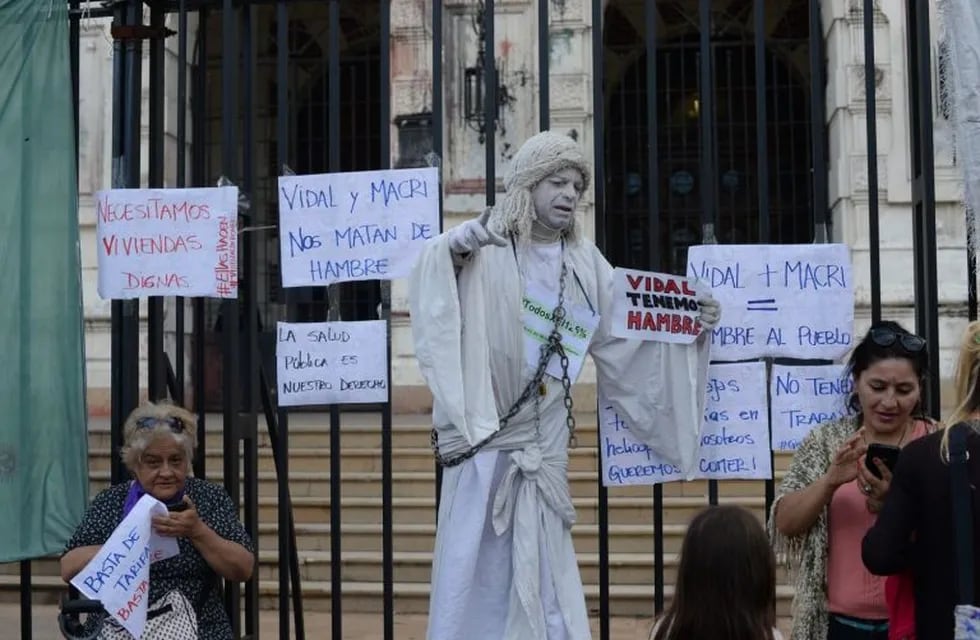Estatua viviente de La Plata protesta contra Macri y Vidal (0221).