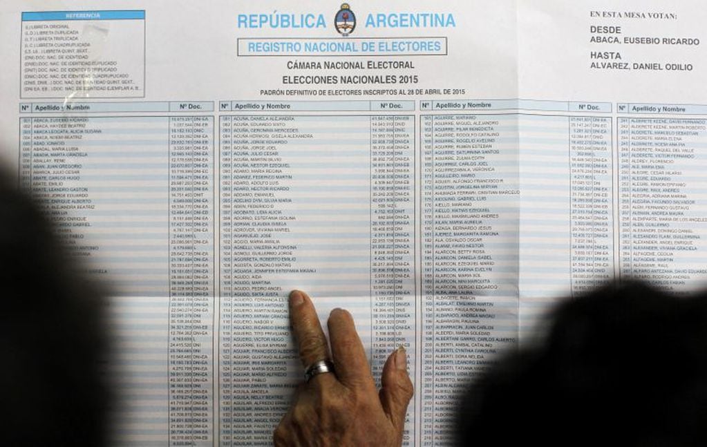 Listado con el registro nacional de electores en un colegio electoral en Buenos Aires.