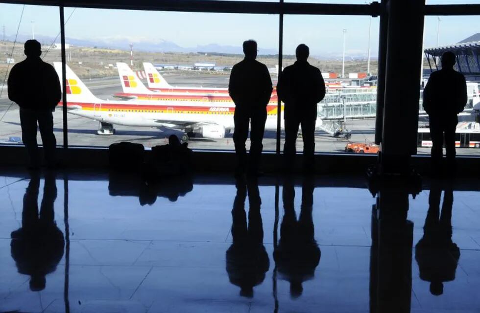 espau00f1a paro de controladores aereos pasajeros esperan en el aeropuerto de barajas paros huelgas retrasos vuelos\r\n\r\nCommuters look out at grounded Iberia planes as they wait for flights at Madrid's Bajaras airport on December 4, 2010. Spain's government declared a state of alert today over a wildcat strike by air traffic controllers, opening the way to criminal charges against strikers, the interior minister said. Air France, KLM, Thai Airways and other major airlines cancelled all flights from Madrid-Barajas airport, a panel at the airport announced.  AFP PHOTO / DOMINIQUE FAGET\r\nthe interior minister said. Striking air traffic controllers began returning to work today, re-opening skies over more than half of Spain although flights had yet to resume AFP PHOTO/ LLUIS GENE \r\n espau00f1a madrid  espau00f1a paro de controladores aereos pasajeros esperan en el aeropuerto de barajas paros huelgas