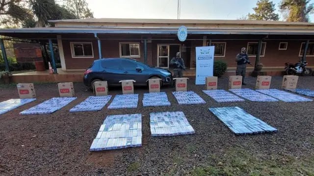 Jardín América | Auto abandonado con 6400 paquetes de cigarrillos de contrabando